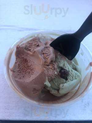 Manolis Ice Cream Pastries & Cakes