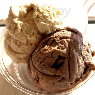 Manolis Ice Cream Pastries & Cakes