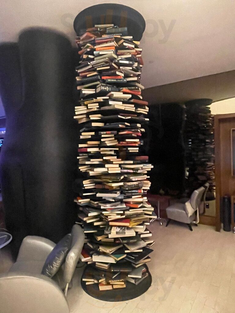 R Lounge At Two Times Square