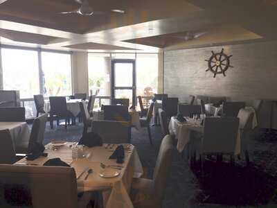 Quarterdeck Restaurant & Bar ​