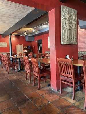 Mon Thai Bistro & Sushi