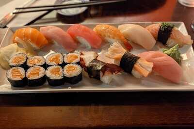 Mon Thai Bistro & Sushi