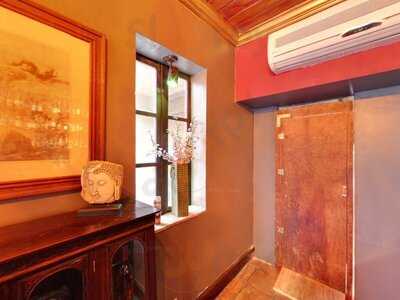 Mon Thai Bistro & Sushi