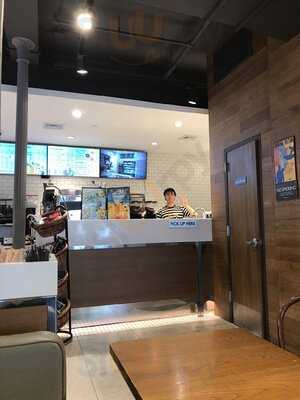 Paris Baguette Court Street