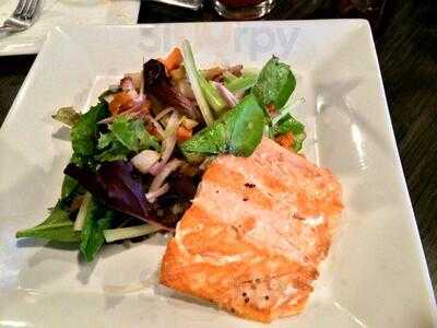 Nosh Restaurant And Wine Lounge