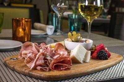 Ventanas Restaurant Bar & Lounge