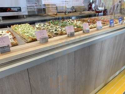 Moto Moto Pizza Cafe & Grill Pizza