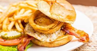 Lucky's Burgers & Brew Emory Village