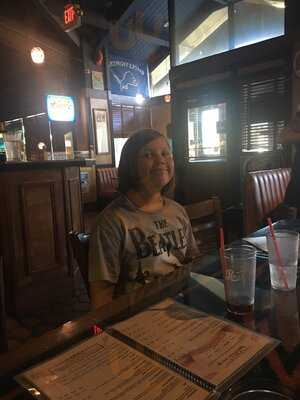 Tom's Pizza & Sports Bar