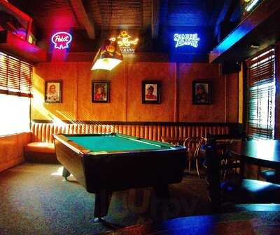 Tom's Pizza & Sports Bar