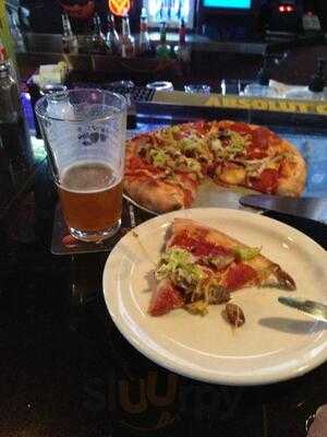 Tom's Pizza & Sports Bar