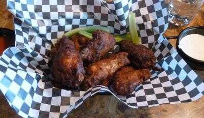 Tom's Pizza & Sports Bar