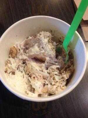 Yolotti Frozen Yogurt