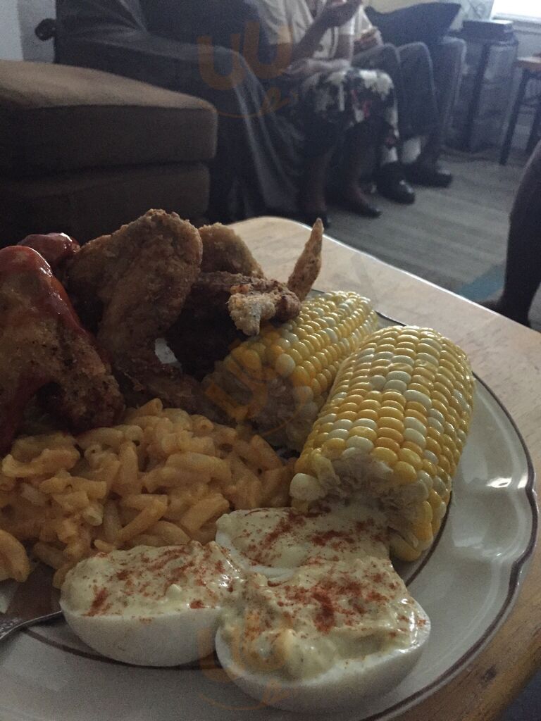 Moms Soul Food Kitchen