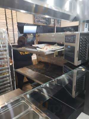 Slim & Husky's Pizza Beeria