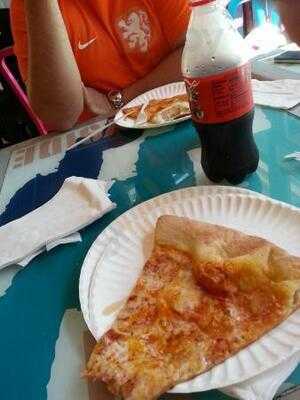 Gusto's Pizza & Subs