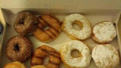 Chris's Cakes And Donuts