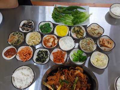 Chas Market & Kitchen