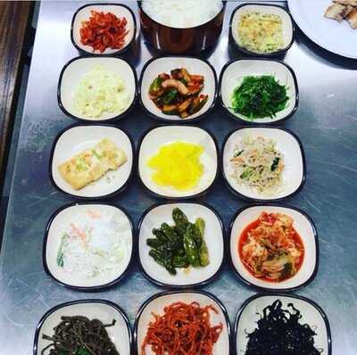 Chas Market & Kitchen