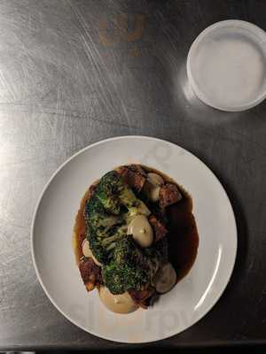 Vino's Trattoria & Pub