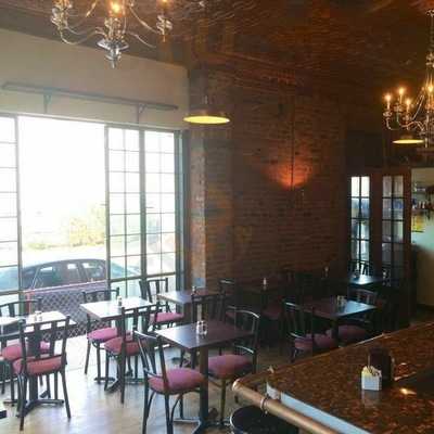 Slick Willie Table & Bar