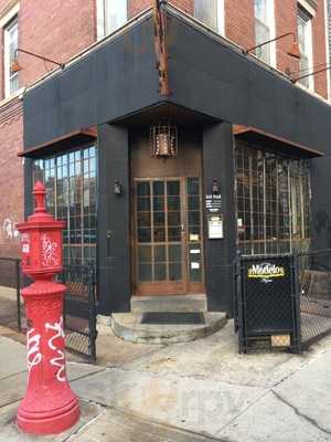 Slick Willie Table & Bar