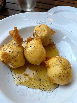 Pera Uptown Wine Bar