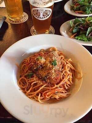 The Heartland Brewery And Rotisserie At The Empire State Building