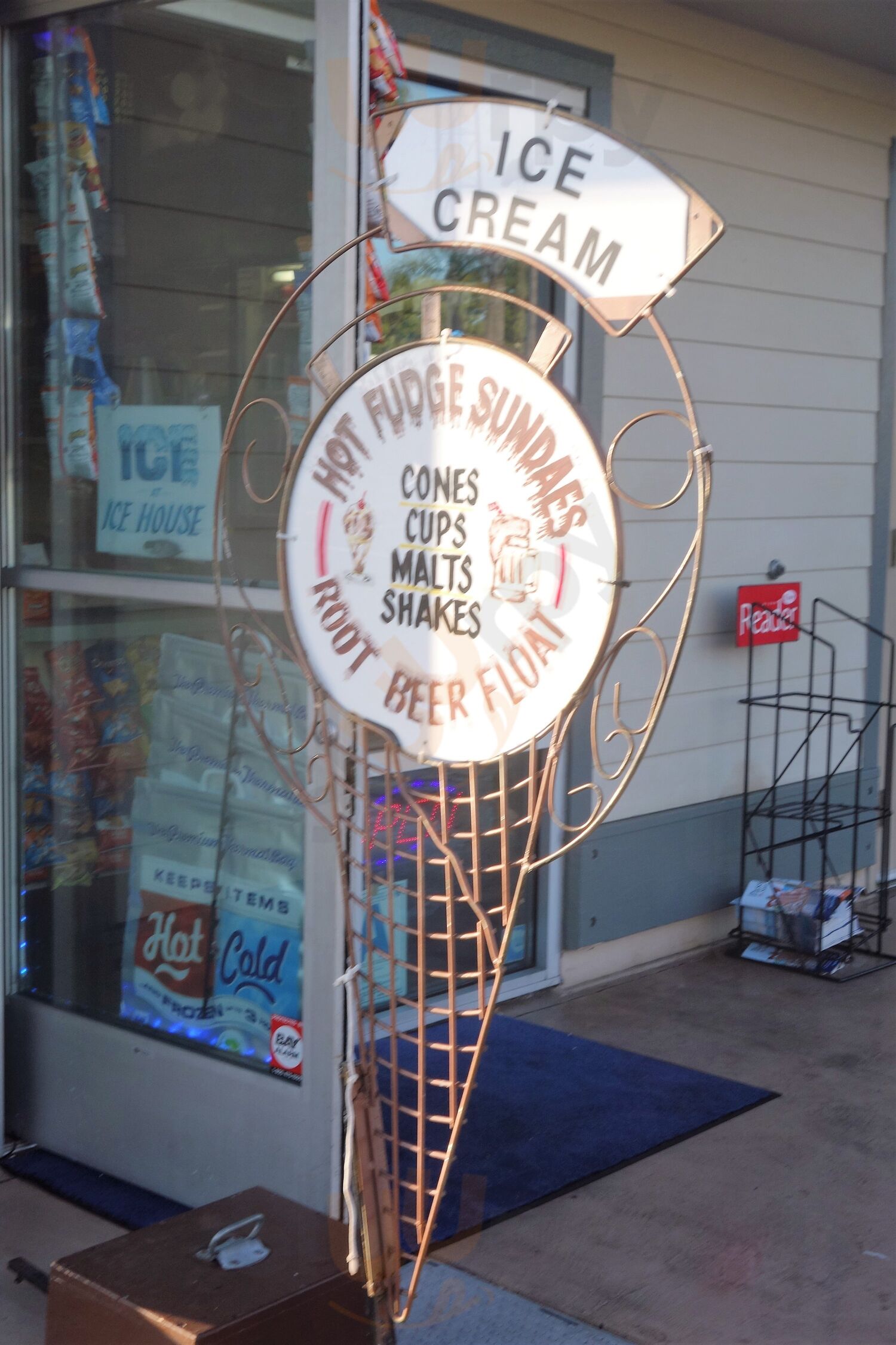 Galley H & M Landing