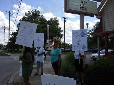 Lee's Famous Recipe Chicken