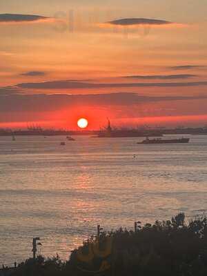 Harriet's Rooftop & Lounge