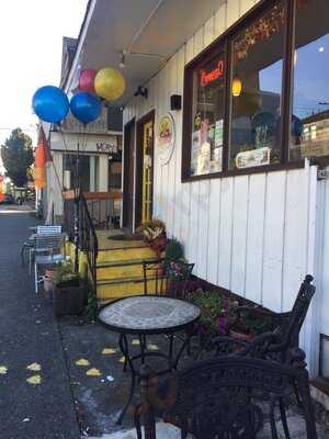 Fat Duck's Deli And Bakery