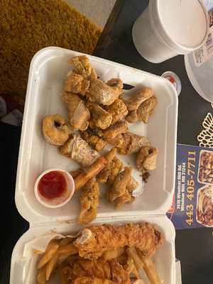 Momo's Fish, Chicken, And Subs