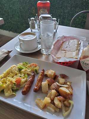 Las Brisas Coffee & Bakery