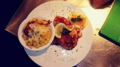 Aromas Restaurant Sports Bar & Grill