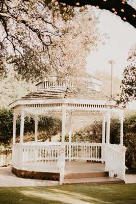 Magnolia Gardens On Main