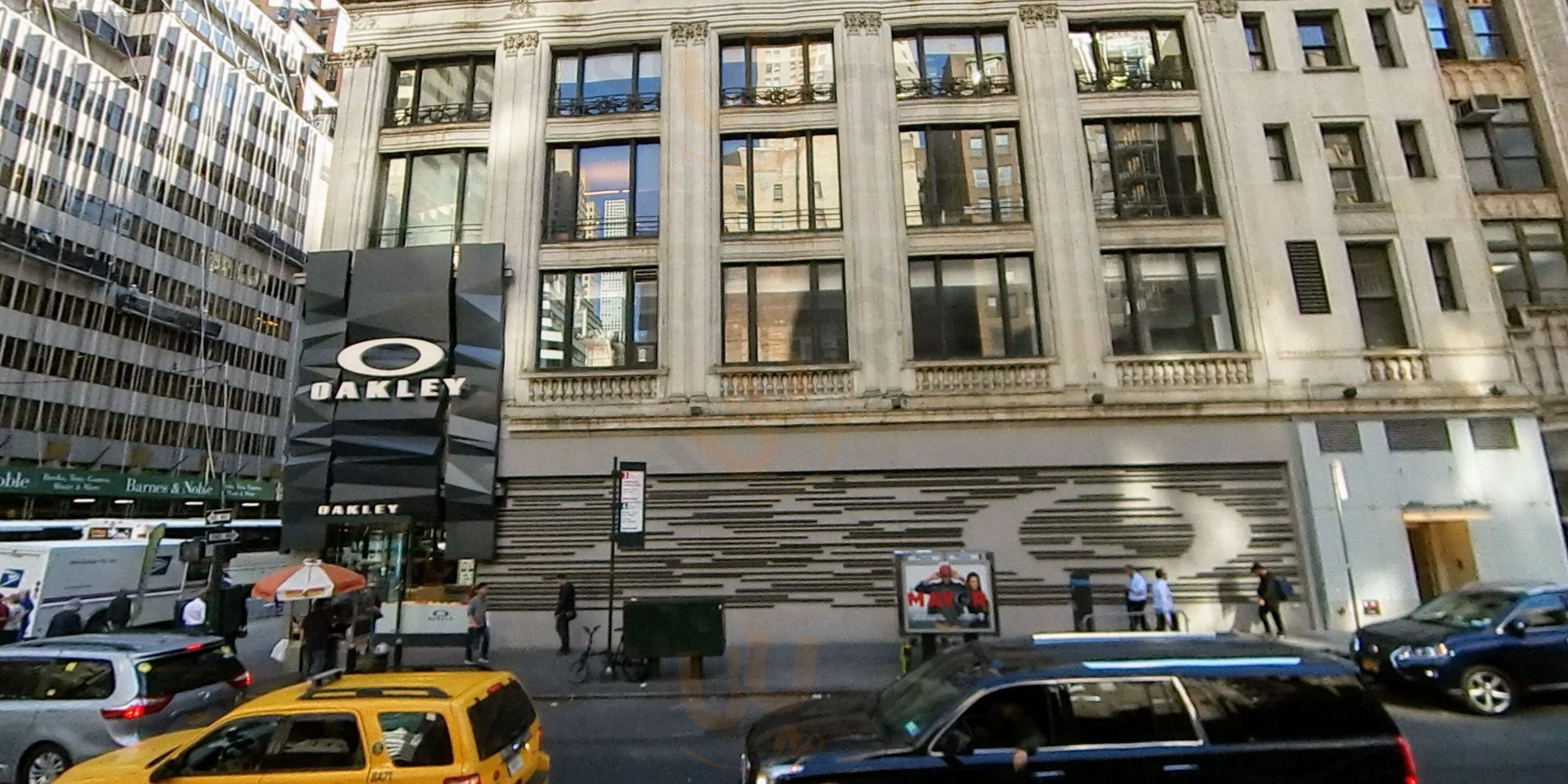 Barnes & Noble Bookstore & Cafe