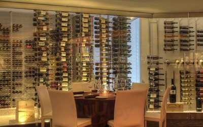 Dee Lincoln's Tasting Room & Bubble Bar