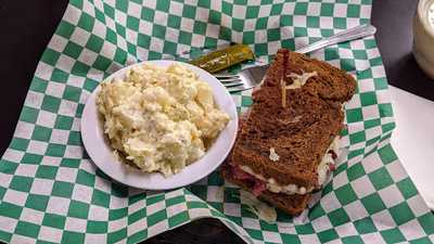 Aunt Tillie's Deli And Pub