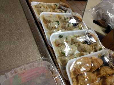 Houng Xua White Center Deli