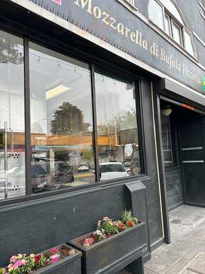 Mozzarella Di Bufala Pizzeria