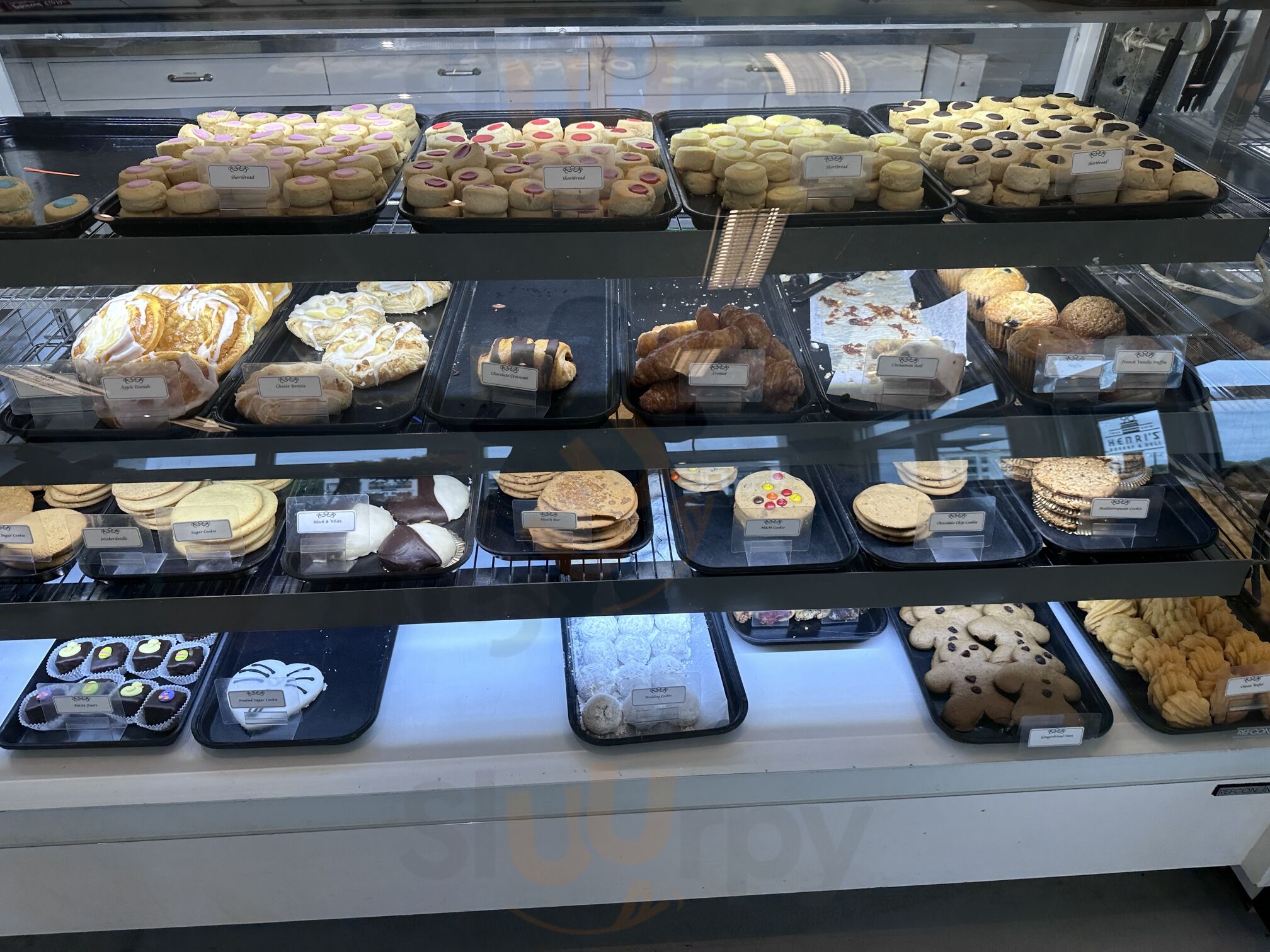 Henri's Bakery & Cafe