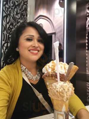 Shake-n-burger @ The Veneitan