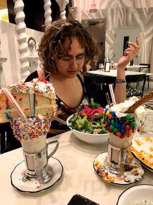 Shake-n-burger @ The Veneitan