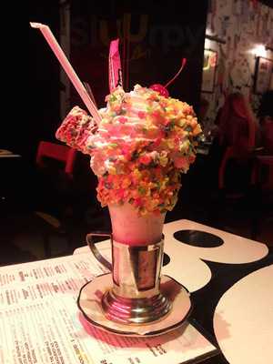 Shake-n-burger @ The Veneitan