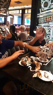 Shake-n-burger @ The Veneitan