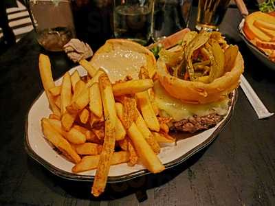 Shake-n-burger @ The Veneitan