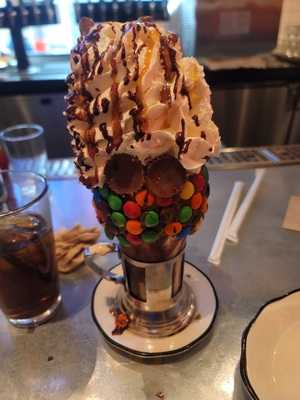 Shake-n-burger @ The Veneitan