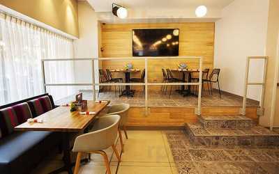 Mr Brown's Lounge - The Loop