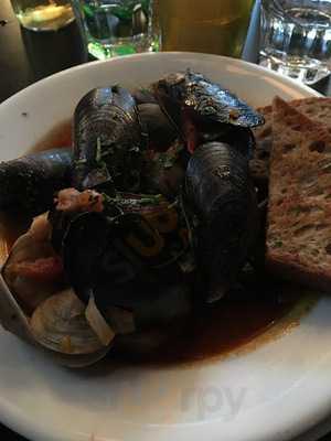 Zoe's Bar And Restaurant